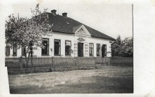 Děti před školou rok 1959/ Učitel Crha J., Kalašová K./ Rovenská L., Voříšková V., Eliášová M., Kalašová M., Antes J., Novotný Z., Eliáš L., Eliáš V., Bednář Z./ Dolníček Z., Bednář J., Bednářová M., Vích J., Dolníček Z./ Bednářová R., Rovenská M., Dolníčková E., Šilarová H., Dolníčková M., Dlouhá M., Horáková M., Novotný L.