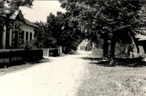 Děti před školou rok 1962/ Crha J., Vích J., Eliáš V., Bednář Z./ Dolníček Z., Crha P., Rovenská M., Rovenská L., Dlouhá M., Kalašová M., Bednářová R., Novotný L./ Rovenská J., Štarmanová L., Bednářová M., Šilarová V., Dlouhá J., Rovenská V., Dolníčková M., Bednář P.