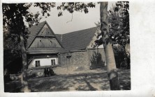 Děti před školou kolem roku 1915/ ?,?,?, Fikejzová z č.p.48, Sokolová č.p.47, Kopecká č.p.36, ?, Pechancová č.p.32 / Hurytová, Fikejzová č.p.42, Eliášová č.p.26, Hudečková č.p.14, pan učitel, Fikejzová č.p.7, Fikejzová č.p.7, Sokolová č.p.47, paní učitelová / Kopecká č.p.36, Voříšková č.p.15, ?, ?, Fikejzová č.p.42, Fikejzová č.p.7, Kopecká č.p.36